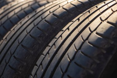 Bir yaz sahnesi, yakıt tasarruflu araba lastikleri, zıt aydınlatma ve sığ alan derinliği.,