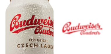 Dnipro, Ukrayna 14 Kasım 2023: Alüminyum Budweiser Budvar beyaz zemin üzerinde su damlaları bulunan bira kutusu. Budweiser, Budweiser Budvar tarafından Çek Cumhuriyeti 'nde yapılmıştır.