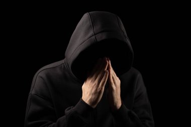 Hood 'lu adam silueti. Siyah giyinmiş kapüşonlu bir çocuk..