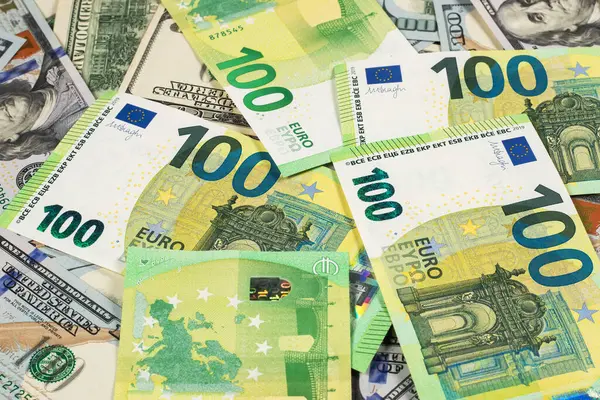 Çok sayıda 100 dolar ve 100 avroluk banknotlar.