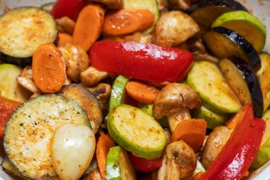 Bitkilerle pişirilmiş mevsimlik sebzeler, sağlıklı vejetaryen yemekleri..