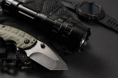 Her gün siyah renkli adamlar için EDC eşyaları taşıyorum. El feneri, saat ve bıçak. Hayatta kalma seti. Asgari konsept.