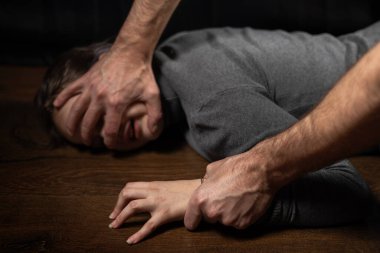 Çocuk elini tutan bir erkek eli. Aile içi şiddet, çocuğa yönelik şiddete son verme, çocuk ticareti.