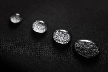 Su geçirmez kumaşa çok fazla su damlası düşer..