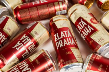 Dnipro, Ukrayna - 21 Şubat 2024: Zlata Praha Çek bira kutuları beyaz arka planda. Çek Cumhuriyeti dünyada kişi başına düşen en yüksek bira tüketimine sahiptir..