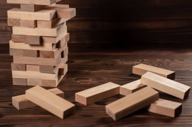 ahşap zemin üzerinde tahta bloklardan yapılmış kule, metin için boşluk.