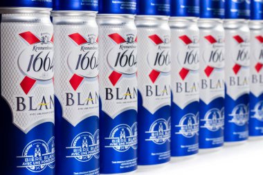 Dnipro, Ukrayna, 13 Ekim 2023: Kronenbourg 1664 Blanc marka alüminyum bira kutuları beyaz arka planda Carlsberg Grubu 'na aittir..