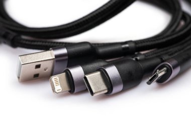 Dijital bilgisayar ya da akıllı telefon kabloları. Usb tipi C, mini-usb, yıldırım konnektörü. beyaz arkaplanda izole.