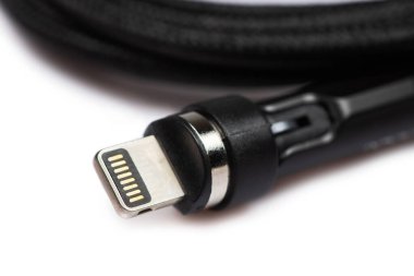 Beyaz arkaplandaki usb aydınlatma beyaz veri kablosu.