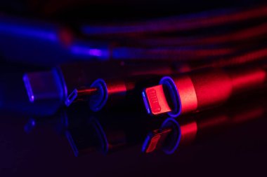 Koyu arkaplanda farklı USB şarj prizleri. USB tip C, Micro USB, Usb yıldırımı.