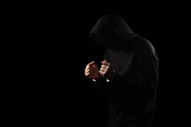 Bilinmeyen, ayırt edilemez bir haydut ya da kelepçeli ve siyah giysili Hucker tutuklandı. Suç kavramı. Siyah arkaplanda izole