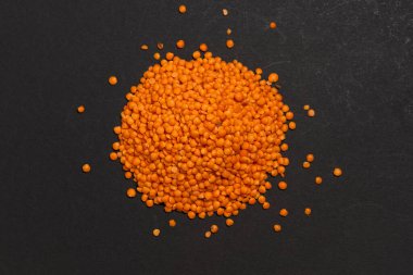 Kırmızı mercimek yığını. Kuru turuncu mercimek tanecikleri, dal yığını, dhal, mazoor, mercek ya da koyu arka planda Lens esculenta..