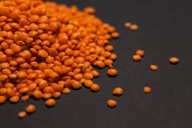 Kırmızı mercimek yığını. Kuru turuncu mercimek tanecikleri, dal yığını, dhal, mazoor, mercek ya da koyu arka planda Lens esculenta..