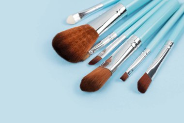 Güzellik kozmetik makyaj ürünü düzeni. Moda kadını fırça yapar. Şık tasarım arka planı. Yaratıcı moda konsepti. Kozmetik makyaj fırçası koleksiyonu, afiş