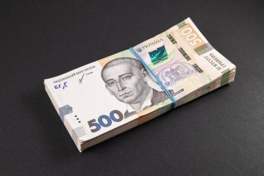 Masada bir paket Hryvnias var. Finansal konsept. Ukrayna parası. Koyu arkaplanda 500 hryvnia.