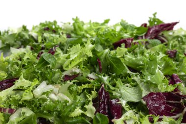Karışık salata yaprağı frizbi, turşu ve kuzu salatasıyla su damlası. Arkaplan, doku.