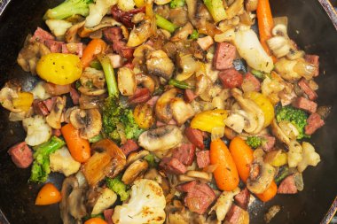 tavada kızarmış sebze karıştırın,