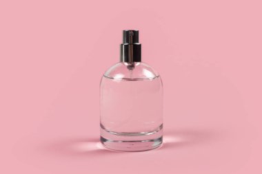 Pembe arka planda parfüm şişesi. Metnin için boşluk kopyala.
