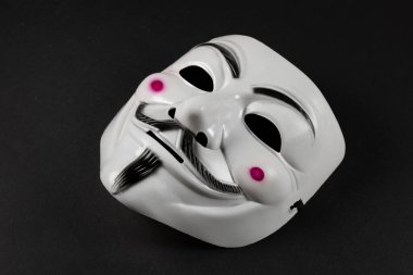 Dinyeper. Ukrayna 30 Ocak 2024: Karanlık arka planda Vendetta maskesi. Bu maske, Anonymous adlı çevrimiçi hacktivist grubun iyi bilinen bir sembolü..