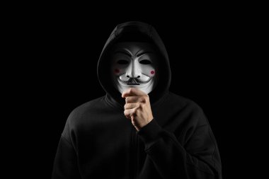 Dinyeper. Ukrayna 31 Ocak 2024: Vendetta maskeli adama yaklaş. Bu maske, Anonymous adlı çevrimiçi hacktivist grubun iyi bilinen bir sembolü..