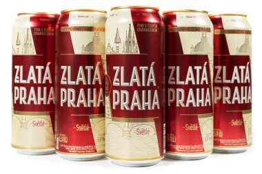 Dnipro, Ukrayna - 21 Şubat 2024: Zlata Praha Çek bira kutuları beyaz arka planda. Çek Cumhuriyeti dünyada kişi başına düşen en yüksek bira tüketimine sahiptir..