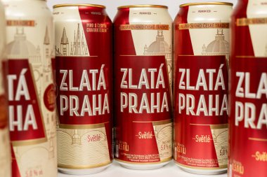 Dnipro, Ukrayna - 21 Şubat 2024: Zlata Praha Çek bira kutuları beyaz arka planda. Çek Cumhuriyeti dünyada kişi başına düşen en yüksek bira tüketimine sahiptir..