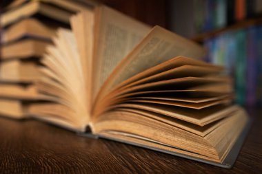 Açılmış kitap, kütüphanedeki kitaplıkta yatıyor..