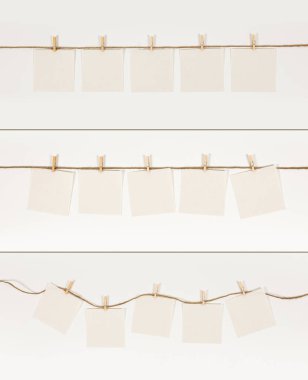 Çeşitli notların koleksiyonu ve beyaz arkaplanda bir elbise askısı.