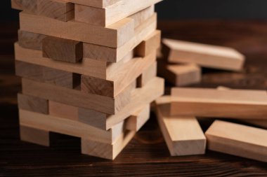 Tahta oyunu kopyalama alanı ile engeller, yukarıdan tahta bloklar ile kule, İşadamı stratejisini yönetir, eğitim, risk, gelişme ve büyüme kavramı