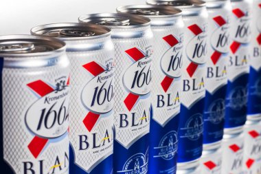 Dnipro, Ukrayna, 13 Ekim 2023: Kronenbourg 1664 Blanc marka alüminyum bira kutuları beyaz arka planda Carlsberg Grubu 'na aittir..