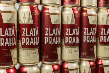 Dnipro, Ukrayna - 21 Şubat 2024: Zlata praha Çek birası teneke bir alüminyum kutuda