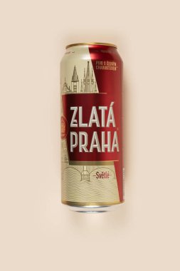 Dnipro, Ukrayna - 21 Şubat 2024: Bej arka planda bir kavanozda Zlata praha Çek birası.