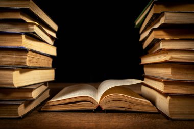 Açılmış kitap, kütüphanedeki kitaplıkta yatıyor..