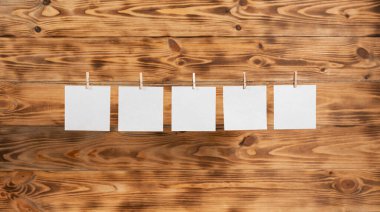 boş kağıt üzerinde ahşap arka plan asılı clothespin.