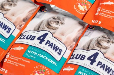 Dnipro, Ukrayna - 4 Ağustos 2023: Klüp 4 Paws kedi maması paketleri