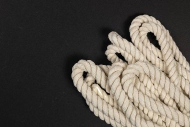 Koyu arkaplanda bej halat.