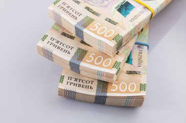 Masada bir paket Hryvnias var. Finansal konsept. Ukrayna parası. Beyaz arkaplanda 500 hryvnia.