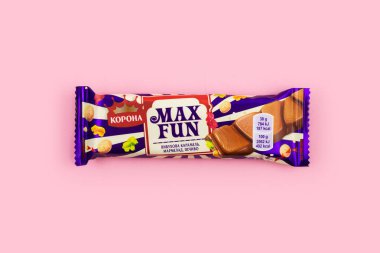 Dnipro, Ukrayna - 30 Aralık 2023: Pembe arka planda Max Fun çikolatası. Max Fun yapımı Corona Incorporated.