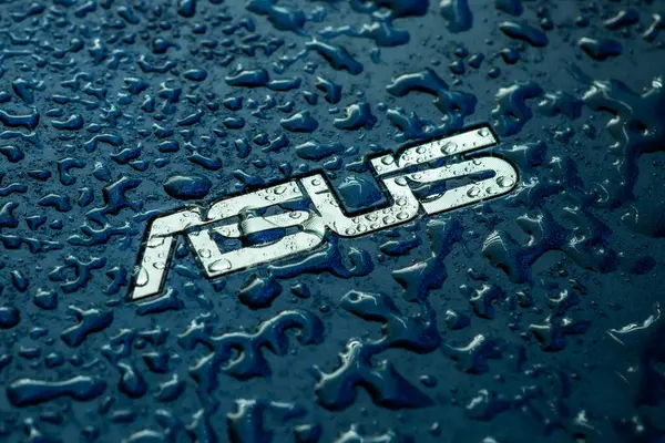 UKRAINE, DNEPR - OCT 02, 2023: Su damlalı ASUS şirket logosu.