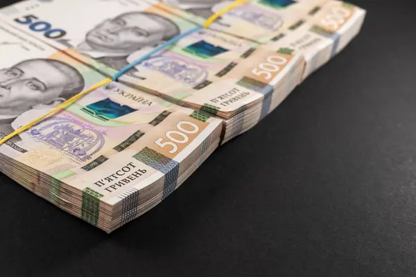 Siyah arka planda bir yığın Hryvnia. Ukrayna parası. 500 Hryvnia banknotları. Bir sürü Ukrayna parası. Masada yığınla Hryvnia var.
