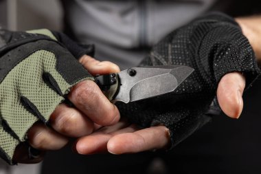 Taktik eldiven takın, katlanan bıçağı tutun, kapatın..