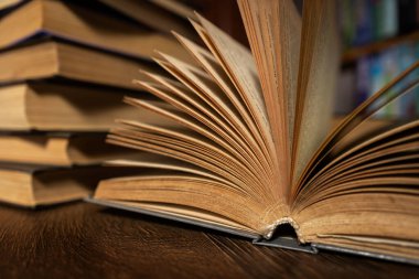 Açılmış kitap, kütüphanedeki kitaplıkta yatıyor..