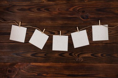 Kağıt kartlar ahşap arka planda ipte asılı..