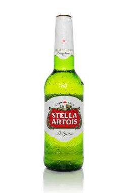 Dnipro, Ukrayna - 3 Nisan 2024 - Beyaz arka planda soğuk Stella Artois birası, Anheuser-Busch InBev markası, 1926 yılından beri Leuven, Belçika 'da üretilen bir sülüktür.