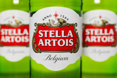 Dnipro, Ukrayna - 3 Nisan 2024 - Bulanık yeşil ağaçlarda Stella Artois biraları.