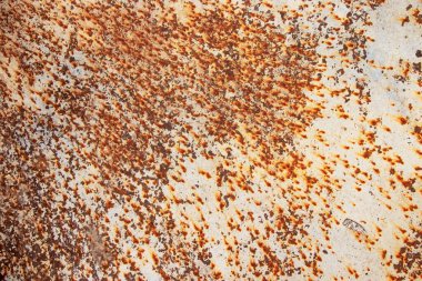 Aşınmış metal zemin. Paslı gri boyanmış metal duvar. Paslı metal arka planda pas izleri var. Pas lekeleri. Metal yüzey paslanmış lekeler. Rystycorrosion.