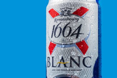 Dnipro, Ukrayna, Ekim 13, 2023: Kronenbourg Blanc 1664 bira kutularının üzerine su damlaları. 1664 Blanc, Fransız bira fabrikası Kronenbourg 'dan dünya çapında ihraç edilen buğday birasıdır.