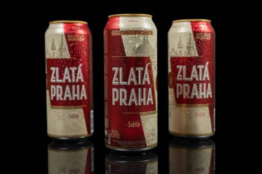 Dnipro, Ukrayna - 21 Şubat 2024: Zlata Praha Çek bira kutuları ve siyah arka planda su damlaları. Çek Cumhuriyeti dünyada kişi başına düşen en yüksek bira tüketimine sahiptir..