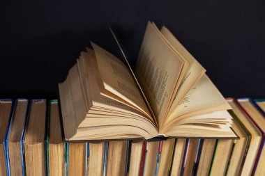 Tahta arkaplan üzerine kitabı aç.