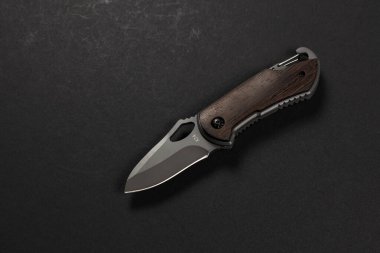 Taktiksel katlama bıçağı. EDC bıçağı. koyu arkaplanda.